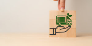 Grüner Lastwagen als Puzzle: Stilisierte Grafik für eine nachhaltige Lieferkette. © Adobestock