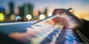 Fieberkurve an der Börse (auf einem Display)