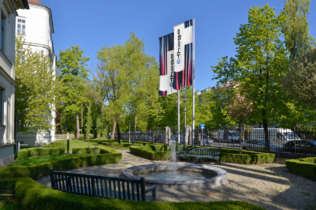 Thüga Hauptverwaltung München, Ansicht Garten mit Brunnen und Fahnen