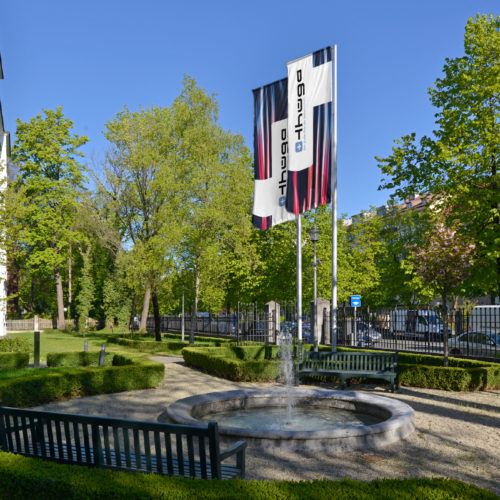 Thüga Hauptverwaltung München, Ansicht Garten mit Brunnen und Fahnen