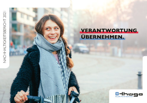 Titelseite des Nachhaltigkeitsberichts Thüga Holding Konzern 2021: Lachende Frau mit Fahrrad