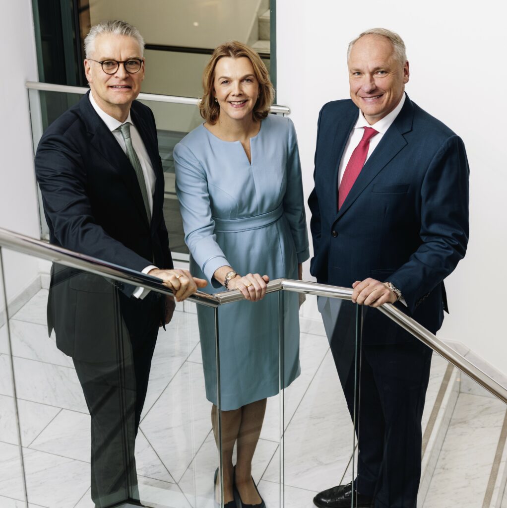 3 Menschen die im Treppenhaus stehen; Abb. jpg