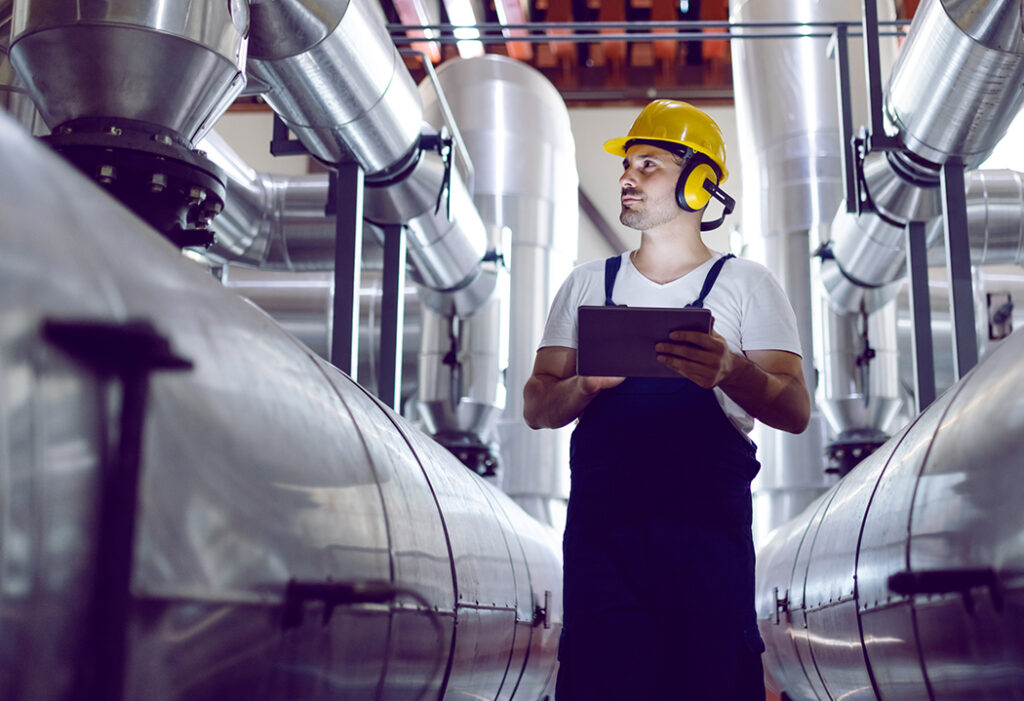 Foto:iStock; Ingenieur bei Check einer Anlage