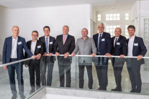 Gruppenbild Regionaler Energiehandel mit Erneuerbaren Energien Trafen sich zum Projektstart (von links nach rechts): Franz Schulte (Thüga SmartService), Dr. Johannes Angloher (Syneco), Markus Last (erdgas schwaben), Dr. Matthias Cord (Thüga), Staatsminister Hubert Aiwanger, Prof. Dr. Ulrich Wagner (TUM), Marcus Böske (Energie Südbayern), Dr. Christoph Ullmer (Thüga) ©Thüga / Falk Heller