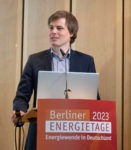 T. Wennriich hält Vortrag zu H2Direkt, Pult mit beschriftung Berliner Energietage